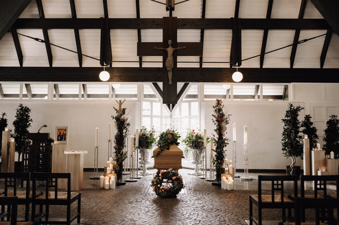 Dekoration mit Stelen in der Trauerhalle